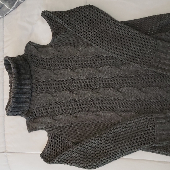 AMERICAN EAGLE Cold Shoulder Cable Knit Turtleneck Sweater Gray Size S - Picture 2 of 7